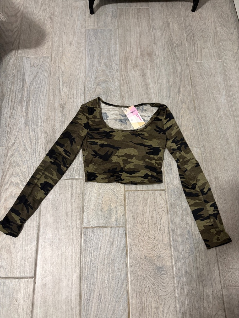 NWT! Women's WDirara Cropped Camo Shirt - XS - Picture 3 of 5